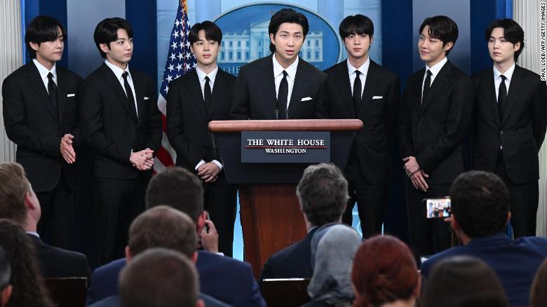 BTSがホワイトハウスでバイデン大統領と会談して指ハート！